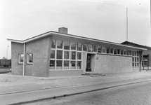 803834 Gezicht op het dienstgebouw van de N.S. bij het emplacement aan de Marconistraat (Merwehaven) te Rotterdam (RMO).